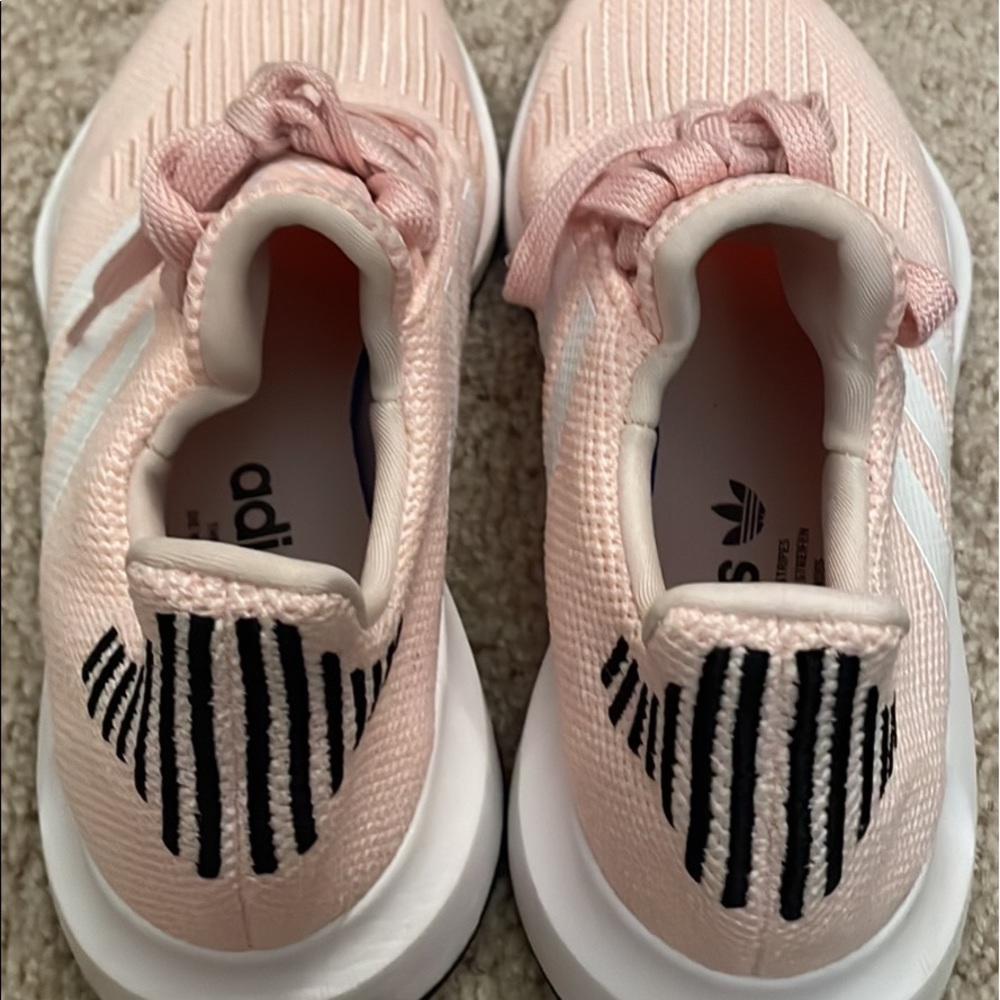 Adidas swift run sneakers 👟